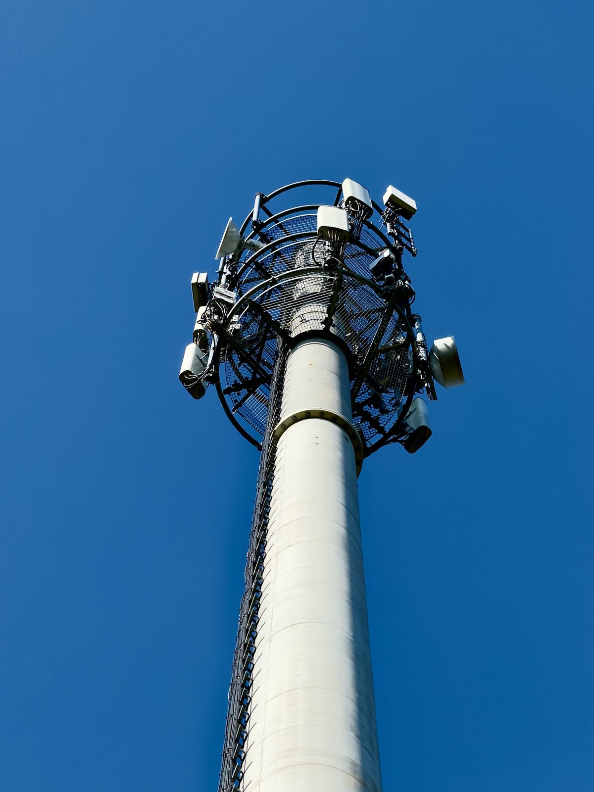 Tubular monopole with a compact antenna platform